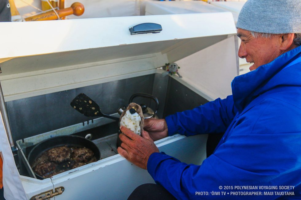 ʻImiloa and Hōkūpaʻa staying warm as breakfast is made.