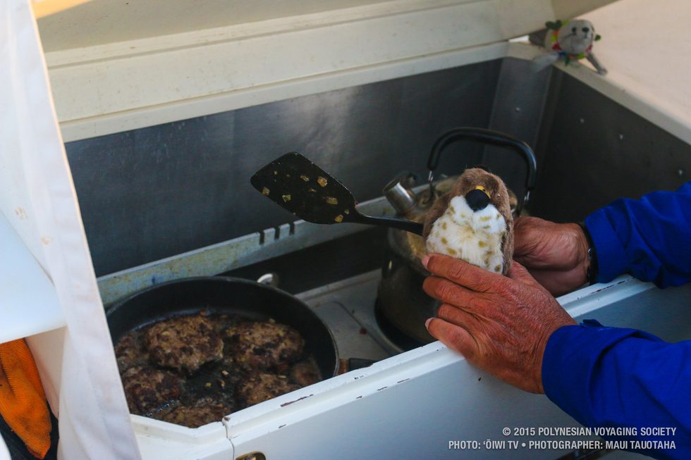 ʻImiloa and Hōkūpaʻa staying warm as breakfast is made.
