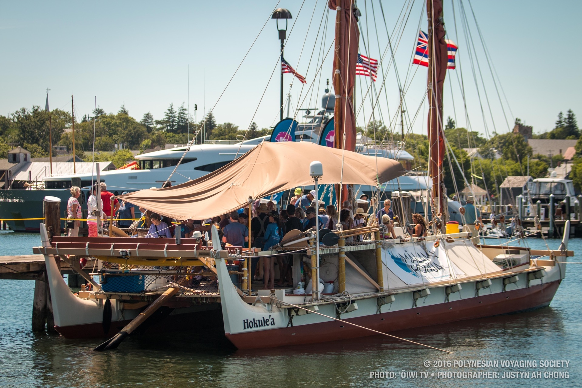 A full canoe. Education outreach and canoe tours dockside on Marthaʻs Vineyard.