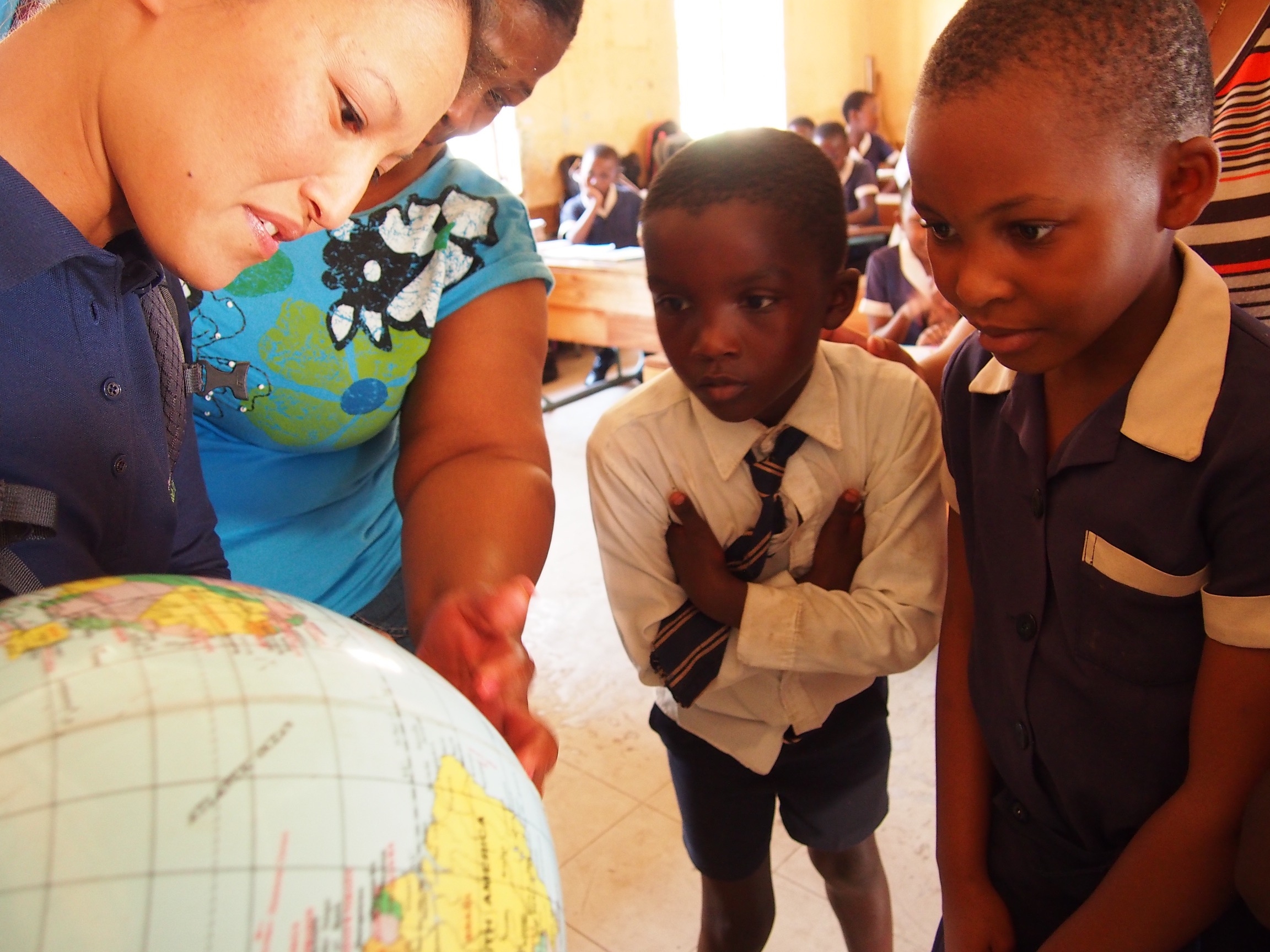 Megan Kawatachi talks with learners at Mzingazi Primary School about the Worldwide Voyage and showis them where Hawai'i is in comparison to South Africa. 