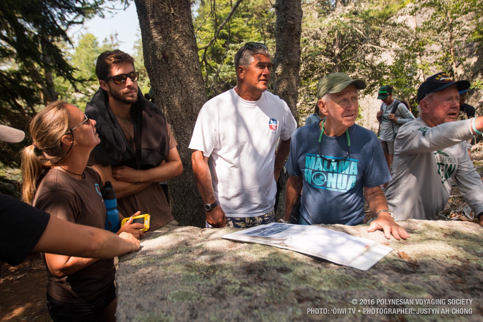 The crew observes the marks left in the boulders by the quarry industry.