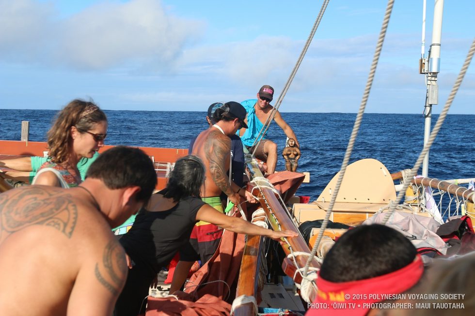 Droping the rig to take off the crab claw bookk replacing with triangle sail.