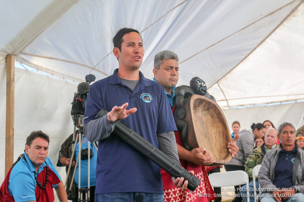 Apprentice Navigator, Kaleo Wong, presenting a kānoa to Uncle Hector Busby.