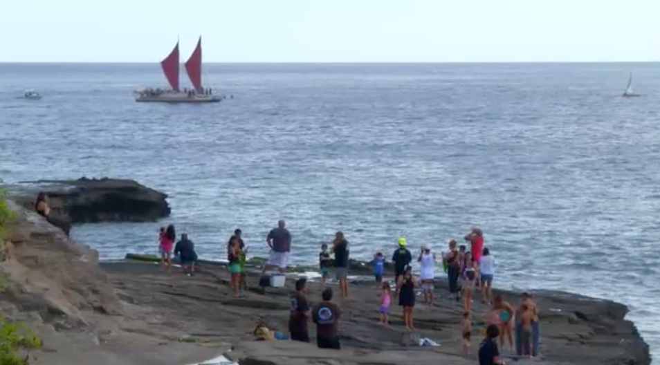 Video: Hōkūleʻa Arrives in Maunalua